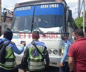 El atentado no dejó ningún pasajero, ni al conductor heridos.