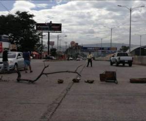 Los conductores se vieron obligados a buscar rutas alternas.