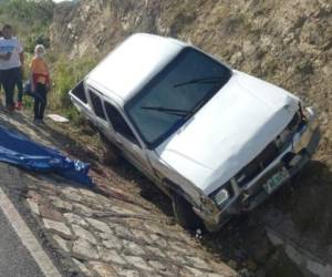 El cadáver de la mujer quedó a la orilla de la carretera.