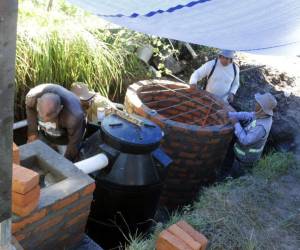 De esta forma se construyen los módulos sanitarios en los patios de las viviendas beneficiadas. Obras de mucho beneficio en la zona.