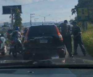 Los delincuentes interceptan a sus víctimas en las colas de vehículos y abren por la fuerza las unidades para asaltar a los conductores.