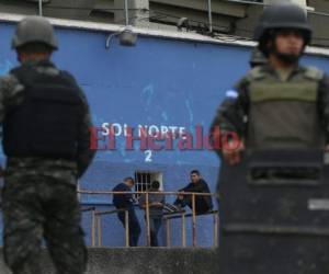 Agentes de la Policía Militar de Orden Público (PMOP) resguardando las afueras del estadio Nacional de Tegucigalpa. (Fotos: Alex Pérez / EL HERALDO)