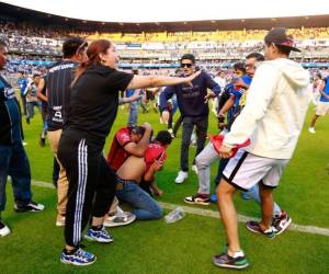 Ante la incapacidad de resolver los hechos, los escasos elementos de seguridad del estadio abrieron los accesos a la cancha para que la gente pudiera ponerse a salvo con el juego en marcha, por lo que decenas de personas inundaron la cancha.