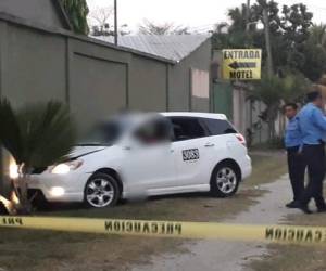 En las imágenes se observa el taxi, con registro 3083, que se estrelló contra el muro de un motel.