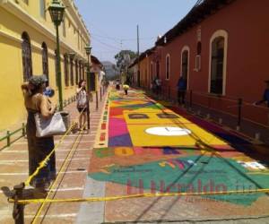 Desde tempranas horas del jueves varios turistas han llegado para observar la alfombra y aprovechar tomarse una fotografía para el recuerdo. Foto: EL HERALDO