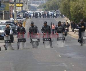 Miembros de la Policía Antimotines cerraron la calle a la altura de Radio Globo. Foto: Johny Magallanes/EL HERALDO.