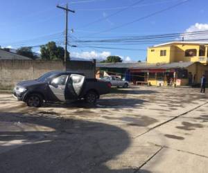 En el interior de este vehículo quedó el cadáver del policía muerto durante enfrentamiento con criminales en San Pedro Sula.