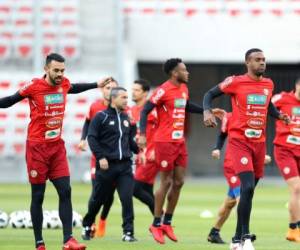 Parte de seleccionado costarricense entrenando este lunes en el Allianz Riviera de Niza. Foto: Agencia AFP.