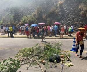 Tras el crimen padres de familia se tomaron la calle para exigir medidas de seguridad en la zona.