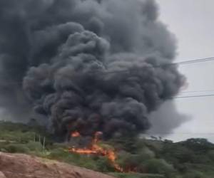 Cisterna de combustible se vuelca y se incendia en la Cuesta de la Virgen