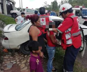 Miembros de la Cruz Roja atendían a los menores afectados por el accidente. Foto: EL HERALDO.