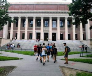 En esta fotografía de archivo del 13 de agosto de 2019, algunos estudiantes caminan cerca de la Biblioteca Widener en la Universidad de Harvard, en Cambridge, Massachusetts.