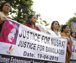 La brutalidad del asesinato desató protestas en todo el país. Decenas de miles de personas acudieron a las oraciones del funeral de Nusrat Jahan Rafi en el poblado donde vivía. Foto: AFP.