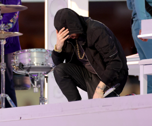 Momento en que Eminem se arrodilló sobre el escenario del show del halftime del Super Bowl.