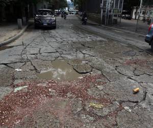 Así está la calle posterior del Instituto San Francisco, la que necesita mantenimiento con urgencia ya que por ella pasan miles de vehículos al día.