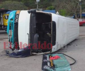 El terrible accidente se produjo en horas de la mañana de este viernes. Se desconoce si el bus transportaba pasajeros al momento de la colisión. FOTO: Alex Pérez/EL HERALDO