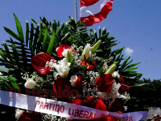 Flores blancas y rojas que simbolizan los colores del Partido Liberal, ente político con el que fue alcalde de 1994 a 1998 Roberto 'Pelón' Acosta, adornaron el Central Ejecutivo donde velaron por unas horas su cuerpo. Foto: Estalin Irías/EL HERALDO.