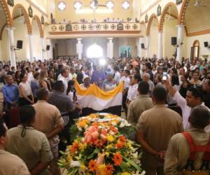 Cientos de personas de apersonaron a la Catedral de La Ceiba para despedirse de su querido Guillermo Anderson.