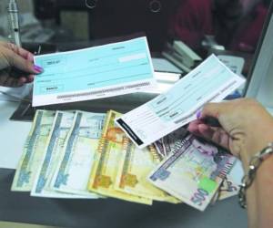 El uso de cheque en moneda nacional ha bajado de manera interanual en 8.08% a septiembre 2024 y 20.79% en dólares, de acuerdo con el Banco Central.