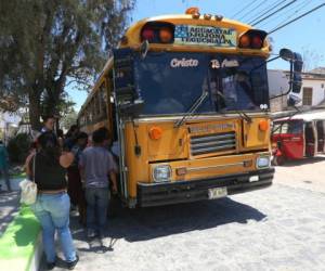 Los pobladores ya pueden viajar con tranquilidad, el servicio ya está restablecido desde el viernes. Foto: Alex Pérez.