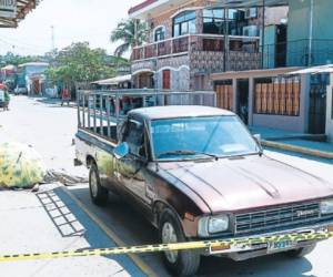 Una de las víctimas quedó tirada al lado de un vehículo que presuntamente era de su propiedad.