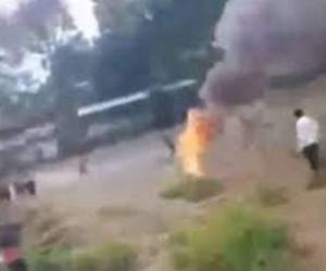 El video muestra a Choc corriendo en llamas pidiendo auxilio, sin que nadie intente detenerlo y apagar el fuego. Tras unos minutos cae al suelo. Foto cortesía: Primera Hora.