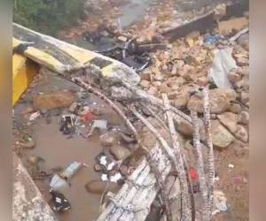 El camionero panameño Miguel Acuña Santamaría perdió la vida el martes tras un trágico accidente en el puente Neteapa, ubicado en Morocelí, departamento de El Paraíso, Honduras. Aquí las imágenes del lamentable suceso.