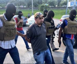 Momento en el que el sospechoso era custodiado por los agentes en San Pedro Sula. (Foto: Red Informativa Twitter)