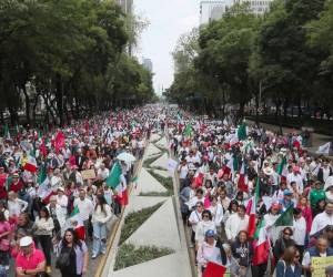 Miles de trabajadores, estudiantes universitarios e integrantes de la oposición se congregaron este domingo en el Ángel de la Independencia para marchar hacia el Senado mexicano para intentar frenar la polémica reforma judicial que podría aprobarse en las próximas horas.