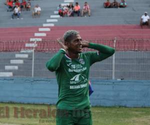 Carlo Costly apareció en el partido para desatar la alegría de la afición verde. (Foto: EL HERALDO)