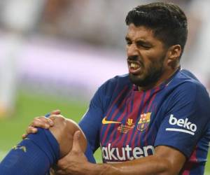 El delantero uruguayo Luis Suarez sufrió una distensión en la rodilla derecha en la vuelta de la Supercopa de España (Foto: Agencia AFP)