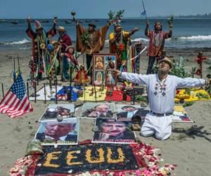 Con el arrullo de las olas como fondo, los chamanes y curanderos peruanos entonan cánticos e invocan a la Pachamama y Yacumama, la madre tierra y la madre agua de los Andes. Foto: AFP