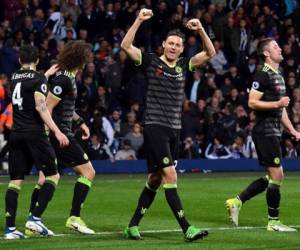 Chelsea players celebrate Chelsea's Belgian striker Michy Batshuayi scoring the opening goal during the English Premier League match between West Bromwich Albion and Chelsea at The Hawthorns stadium in West Bromwich, west Midlands on May 12, 2017. / AFP PHOTO / Anthony Devlin