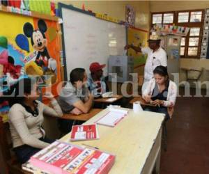 Los votantes de Libre acuden a las urnas solo o acompañados a medida que transcurren las horas en todo el territorio hondureño, foto: Mario Urrutia/El Heraldo.