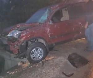 La camioneta accidentada en la CA-5 quedó dentro de una cuneta luego de salirse de la carretera.