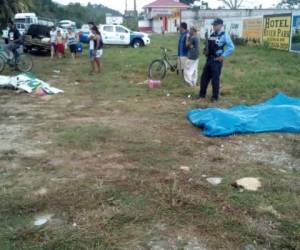 Los cuerpos quedaron tirados a la orilla de la carretera.