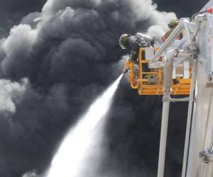 Los primeros reportes indican que el voraz incendio estaría dejando pérdidas millonarias en esta bodega de repuestos del Grupo Flores.