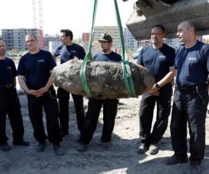 El artefacto, encontrado por trabajadores en una obra en el corazón de la capital alemana, fue calificado de 'seguro' por la policía. Foto AFP