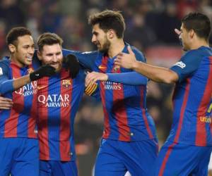 Los jugadores del Barcelona celebran una de las anotaciones ante la Real Sociedad (Foto: Agencia AFP)