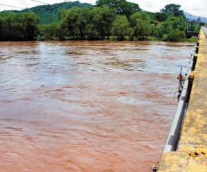 El caudal del río Ulúa se ha elevado por las lluvias que han azotado el norte de Honduras.