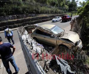 El automotor quedó con las llantas delanteras colgando. Fotos: David Romero | EL HERALDO.