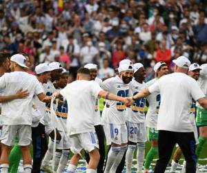 Los jugadores del Real Madrid celebran al final del partido de fútbol de la Liga española entre el Real Madrid CF y el RCD Espanyol en el estadio Santiago Bernabéu de Madrid.