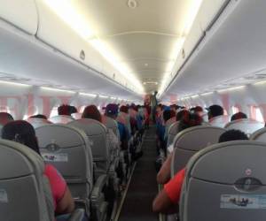 El avión en el que viajaron los jugadores de Honduras hasta México. (Fotos: Ronal Aceituno / Grupo Opsa)