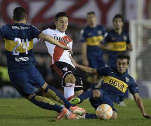 El encuentro entre los dos clubes más populares del fútbol argentino se disputará en el estadio Monumental. Foto: AP