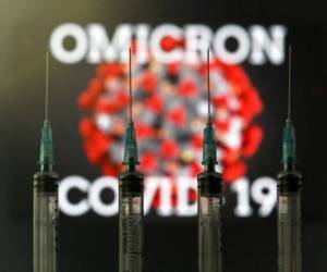 La rápida propagación de ómicron ha llevado a algunos países a tomar nuevamente duras medidas de restricción. Foto: AFP