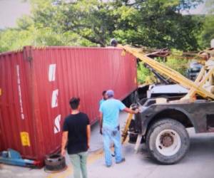 El hecho se registró pasadas las 3:00 de la tarde, cuando en la zona se reportaba un tráfico liviano, no obstante la permanencia de la rastra en la carretera ocasionó que varios vehículos vieran obstaculizado el paso.