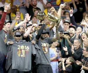 Los campeones de la NBA alzan la copa ante su público.