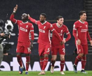 El brasileño Roberto Firmino (minuto 45+4) y Trent Alexander-Arnold (47) adelantaron al Liverpool. Luego el danés Pierre-Emile Hoejbjerg (49) acortó para los 'Spurs', pero el senegalés Sadio Mané dio la tranquilidad a los visitantes en el 65. Foto: AFP