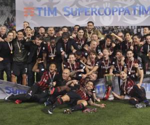 Jugadores y cuerpo técnico del Milan celebran la obtención de la Supercopa de Italia (Foto: Agencia AFP)