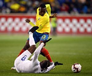 El delantero Alberth Elis falló una oportunidad clara de gol al comienzo del segundo tiempo en el partido de Honduras contra Ecuador. Foto: AFP.